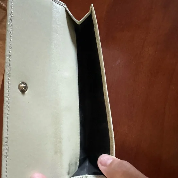 Gucci White Embossed Logo Wallet - Picture 3 of 6